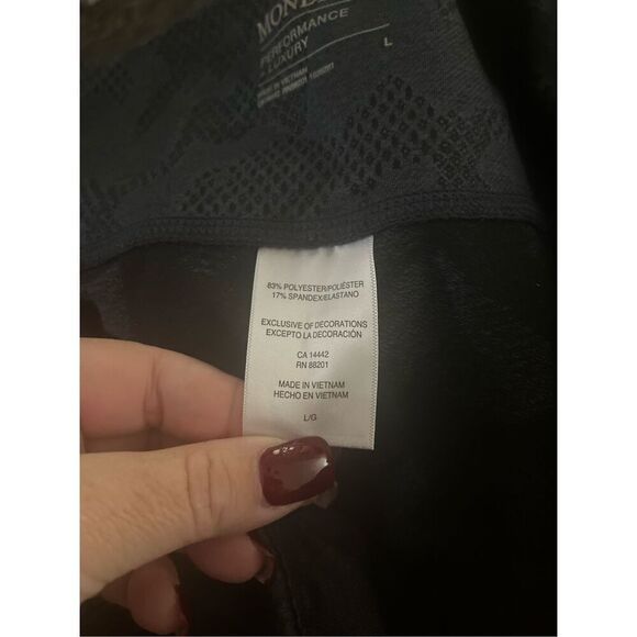 Mondetta Performance + Luxury Black Textured Print Leggings ga sz L EUC - Picture 10 of 10